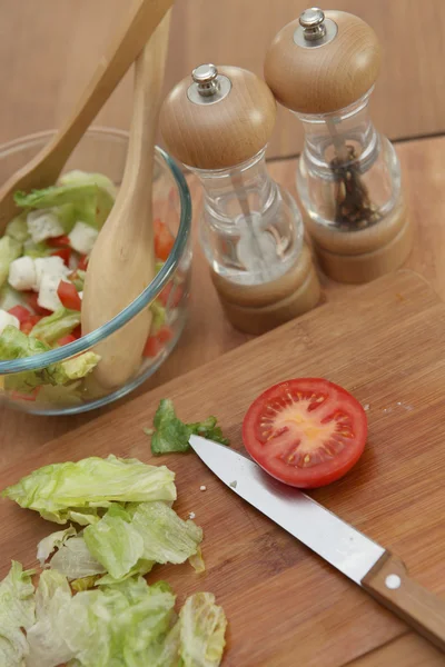 Einen Salat zubereiten — Stockfoto