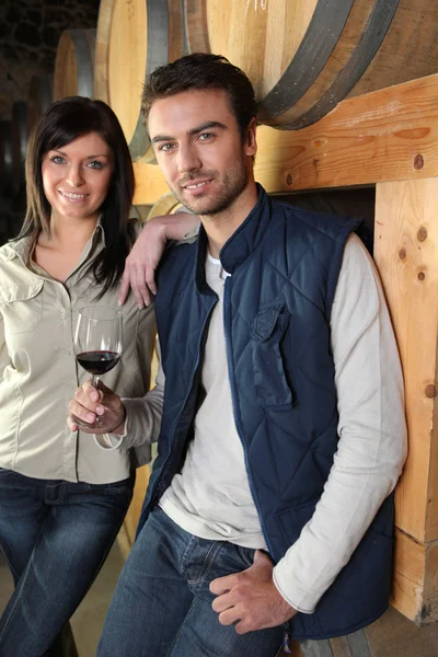Paar staande in een wijnkelder Dubroca_Joffrey_140410; Bounie_Audrey_140410 — Stockfoto