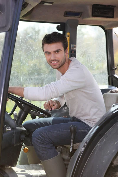 Hombre a punto de conducir tractor Dubroca _ Joffrey _ 140410 — Foto de Stock