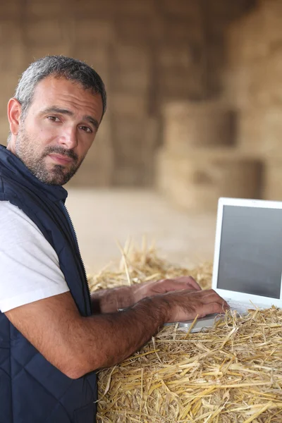 Agriculteur travaillant sur un ordinateur portable — Photo