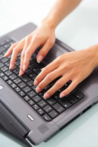 Close-up de mulher digitando em um laptop — Fotografia de Stock