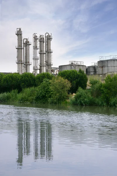 Nehir kenarında bir fabrika — Stok fotoğraf