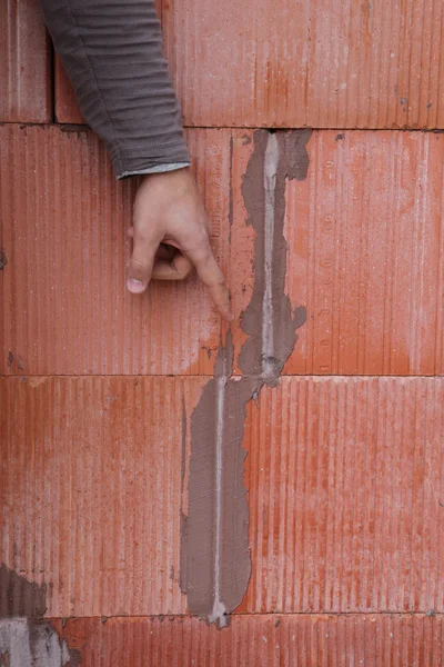 Checking wall for cracks — Stock Photo, Image
