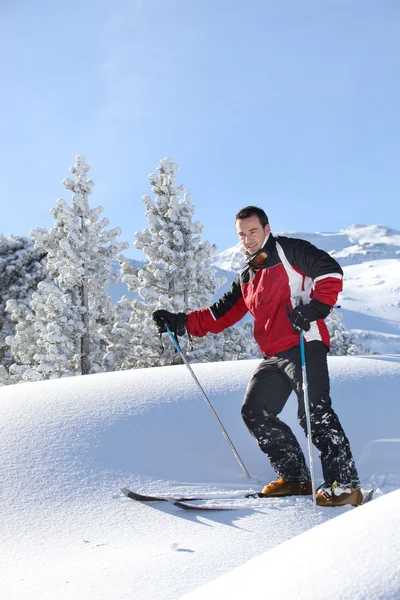 Männer beim Skifahren — Stockfoto