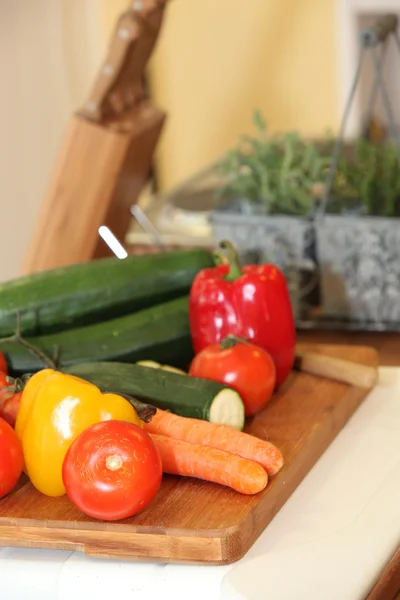 Vegetables on a chopping board — Stock Photo, Image