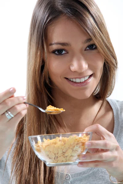 Chica joven comiendo cereales — Foto de Stock