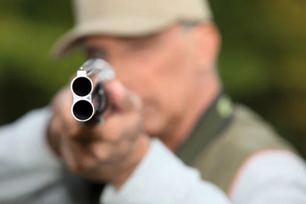 Mirando por el cañón de un arma — Foto de Stock