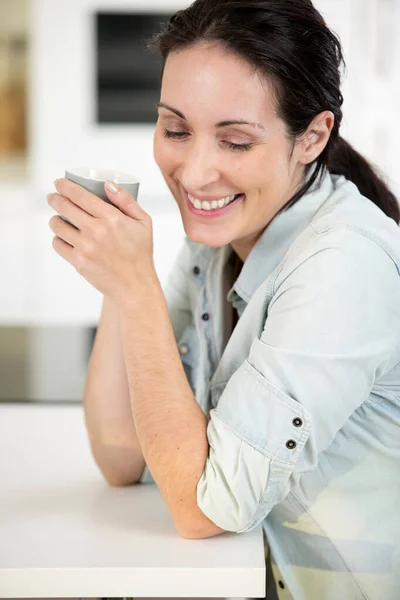 Vrouw Thuis Genieten Van Een Warm Drankje — Stockfoto