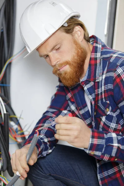 Jovem Adulto Eletricista Construtor Engenheiro Aparafusar Equipamentos — Fotografia de Stock