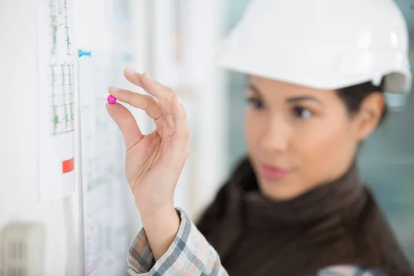 Mulher Construtor Olhando Para Notas Anexadas Quadro Avisos — Fotografia de Stock