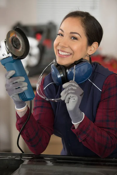 Glückliche Frau Sägt Mit Der Kreissäge Ein Holzbrett — Stockfoto