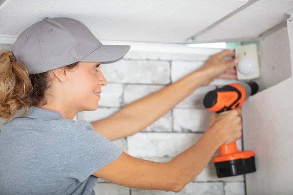 Jovem Handywoman Com Broca Nova Casa — Fotografia de Stock