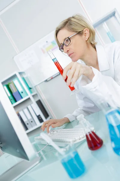 Nahaufnahme Einer Schönen Laborarbeiterin Die Das Reagenzglas Hochhält — Stockfoto