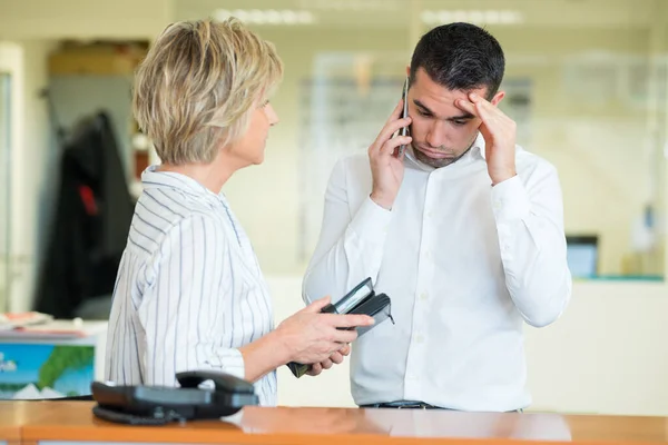 Man Ontvangt Een Stressvolle Oproep — Stockfoto