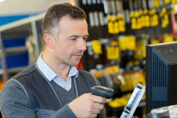 Manliga Butik Assistent Skanning Produkt Järnhandel — Stockfoto