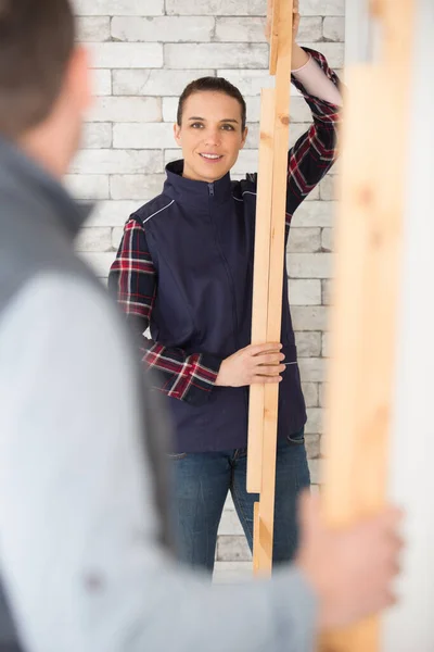 Mujer Constructora Sosteniendo Una Longitud Madera —  Fotos de Stock