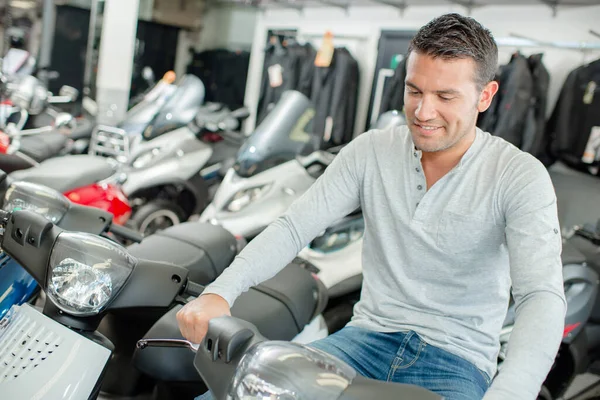 试骑摩托车的男性顾客 — 图库照片