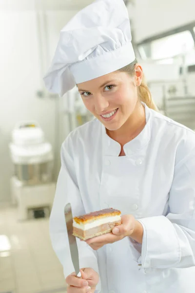 Une Jeune Femme Présentant Pâtisserie — Photo