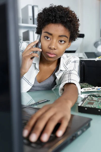 Tecnico Informatico Che Raggiunge Avanti Digitare Sul Computer Portatile — Foto Stock