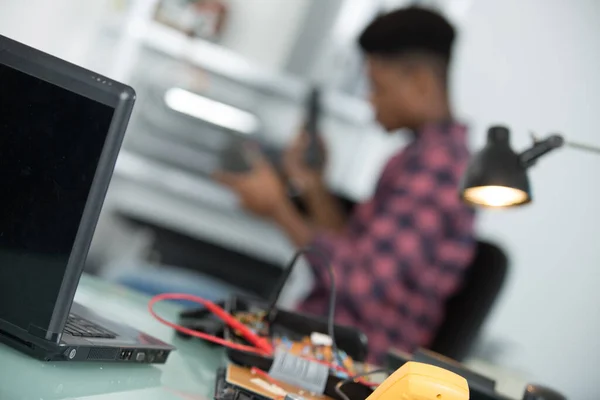 Selektives Fokusbild Des Computerreparateurs Seiner Werkstatt — Stockfoto