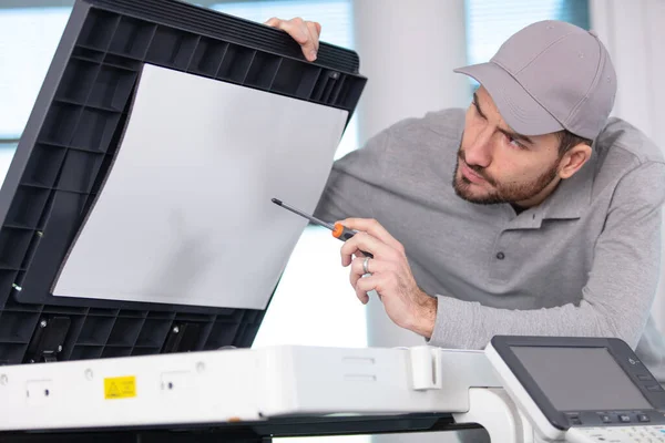 Profissional Jovem Engenheiro Verificando Impressora — Fotografia de Stock