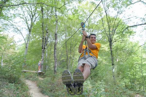 Uomo Zippando Attraverso Parco Avventura Aerea — Foto Stock