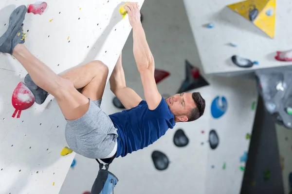 Hombre Escalando Una Pared Roca Interior —  Fotos de Stock