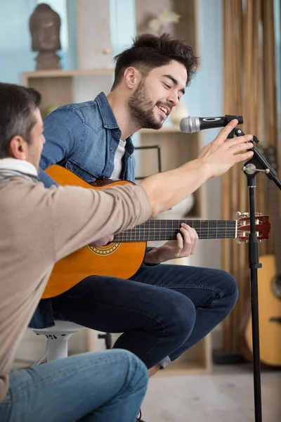 Genç Adam Gitar Çalmayı Öğretmenle Şarkı Söylemeyi Öğreniyor — Stok fotoğraf