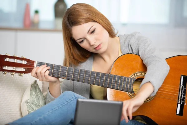 Chica Tocando Guitarra Casa —  Fotos de Stock