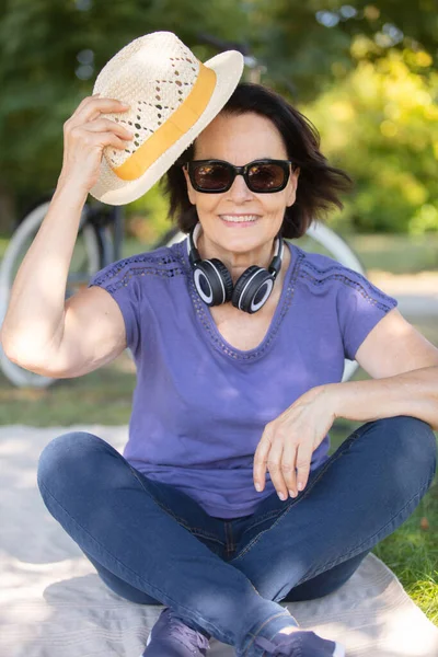 Femme Âgée Souriante Assise Sur Banc Public — Photo