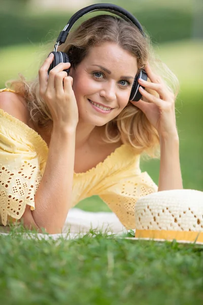 Bella Giovane Donna Con Cuffie All Aperto — Foto Stock