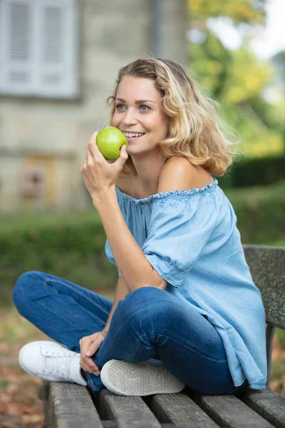 Mulher Sentada Banco Livre Comendo Uma Maçã — Fotografia de Stock