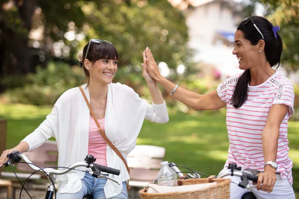 Zwei High Five Frauen Mit Fahrrad Park — Stockfoto