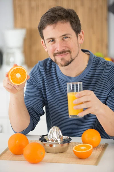 Homem Com Laranjas Sorrindo Para Câmera — Fotografia de Stock