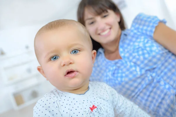 Retrato Bebê Mãe Sorrindo Fundo — Fotografia de Stock