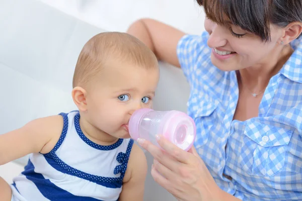 Μωρό Πίνει Γάλα Από Μπουκάλι — Φωτογραφία Αρχείου