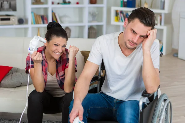 Aufgeregter Kerl Rollstuhl Spielt Mit Seiner Freundin Drinnen — Stockfoto