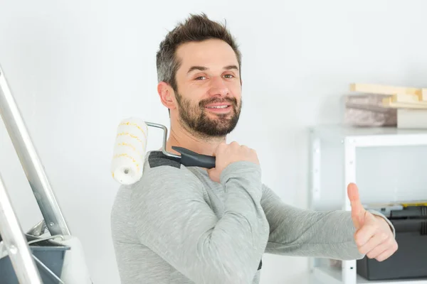 Jonge Werknemers Maken Reparatie Kamer — Stockfoto