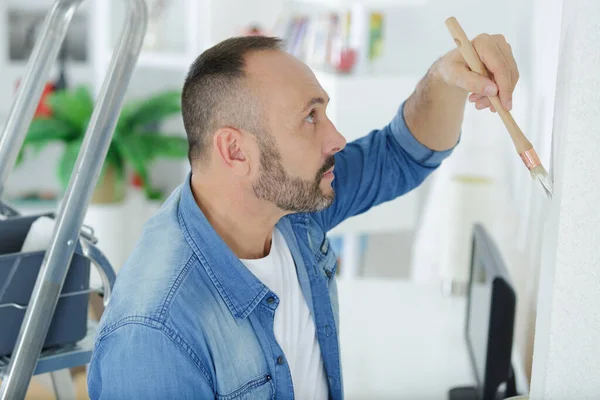 Man Schilderen Met Een Verf Borstel Muur — Stockfoto