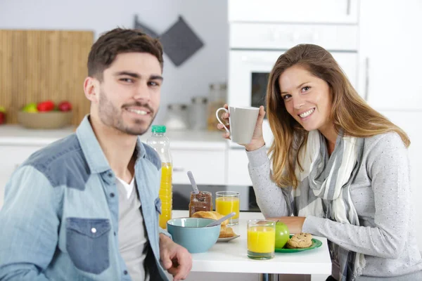 Frau Und Mann Bereiten Frühstück Der Küche — Stockfoto