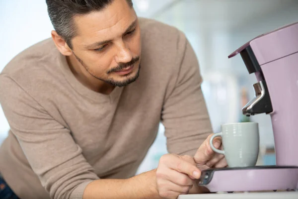 Knappe Man Die Koffie Zet Met Een Koffiezetapparaat — Stockfoto