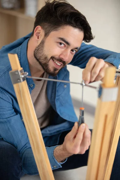 Gelukkig Klusjesman Doet Assemblage Werk Goed — Stockfoto