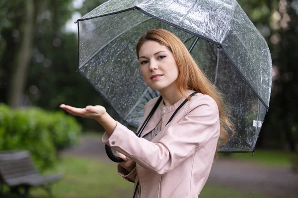 옥외에서 우산을 사용하는 비오는 — 스톡 사진