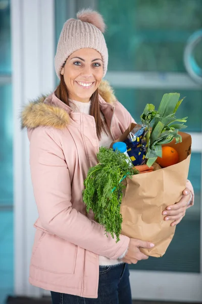 Lächelnde Frau Mit Strohkorb Mit Gesundem Essen — Stockfoto