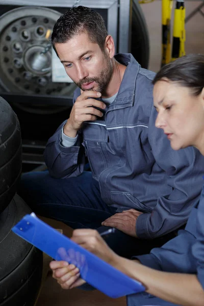 Dois Engenheiros Reparação Automóveis Uma Loja — Fotografia de Stock