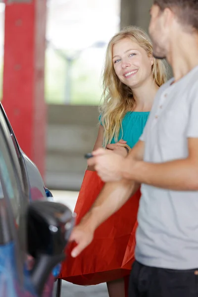 Gruppe Junger Käufer Steigt Ins Auto — Stockfoto