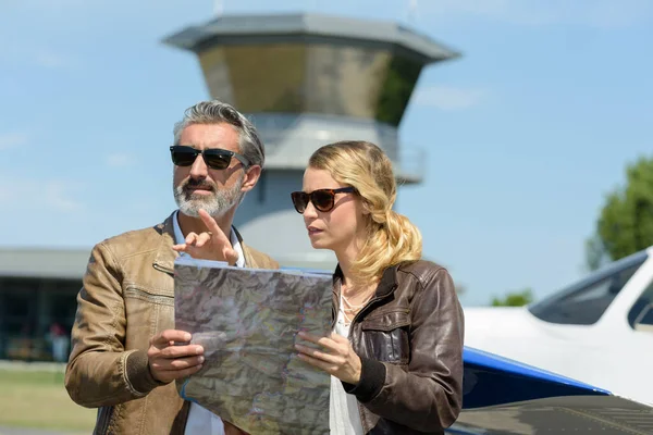 Hombre Mujer Mirando Mapa —  Fotos de Stock