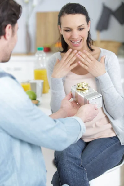 Man Gelukkig Vrouw Met Geschenk — Stockfoto