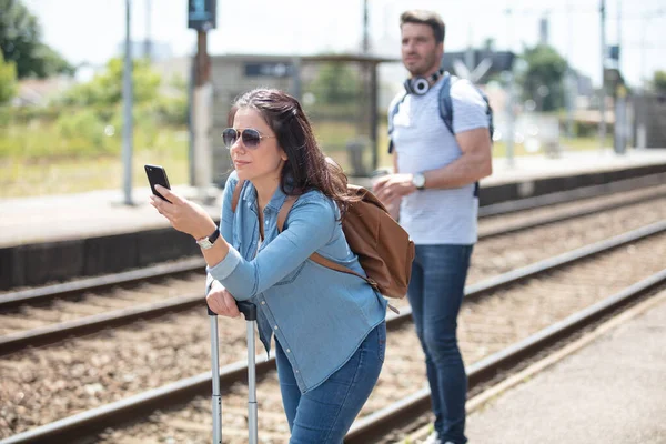 Donna Che Utilizza Telefono Alla Stazione Ferroviaria — Foto Stock