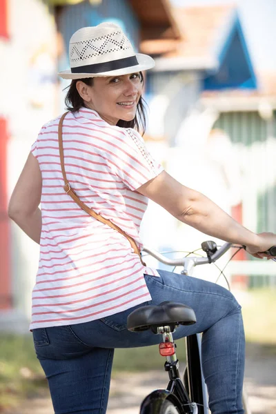 Attraktiv Kvinna Skrattar Utomhus Med Sin Cykel — Stockfoto